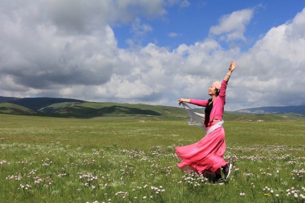 晚风中的浦阳小巷，按摩休闲两不误