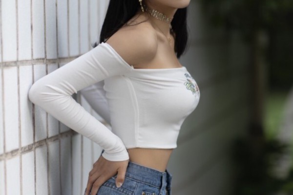 女性喝茶，叩手礼的温馨仪式感